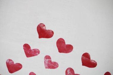 Beyaz arka planda kırmızı kalp, Sevgililer Günü konsepti. Kırmızı kağıt kalp beyaz arka planda izole, kırmızı kalp, kağıt kalp arka plan, sevgililer günü