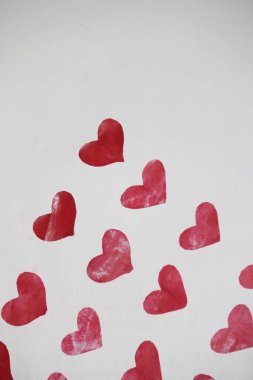 Beyaz arka planda kırmızı kalp, Sevgililer Günü konsepti. Kırmızı kağıt kalp beyaz arka planda izole, kırmızı kalp, kağıt kalp arka plan, sevgililer günü