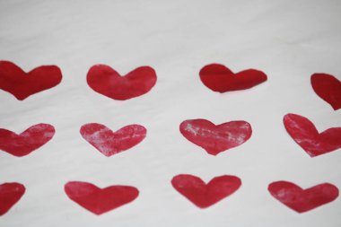 Beyaz arka planda kırmızı kalp, Sevgililer Günü konsepti. Kırmızı kağıt kalp beyaz arka planda izole, kırmızı kalp, kağıt kalp arka plan, sevgililer günü