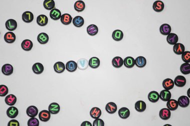 Siyah arka planda renkli kalplerle yazılmanı seviyorum.