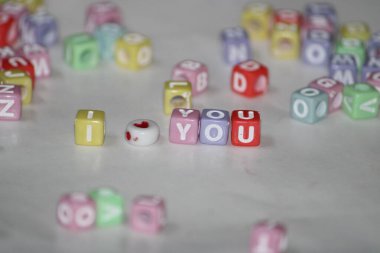 Seni seviyorum. Üzerinde yazı olan tahta küpleri seni seviyor.