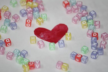 Kırmızı harfli kelime aşkı.