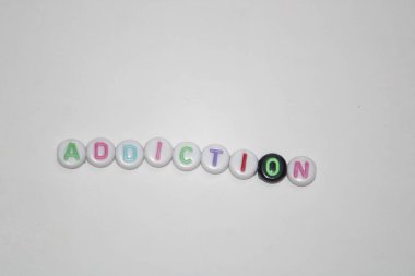 Tahta harflerden yapılmış kelime bağımlılığı