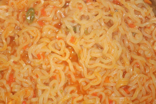 Tayland baharatlı karidesli şehriye.