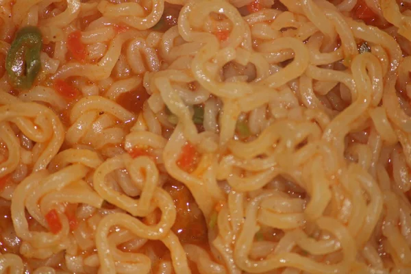 Sebzeli kızarmış erişte.