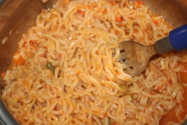 Tavuk ve domates soslu spagetti.