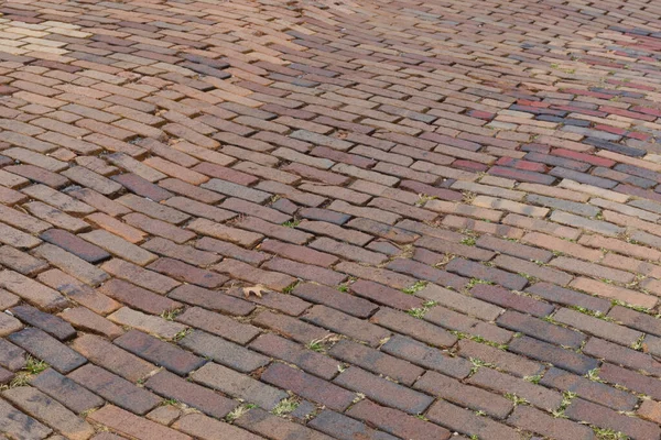 Gemengde Rode Baksteen Rijbaan Met Gras Groeien Scheuren Lopende Band — Stockfoto