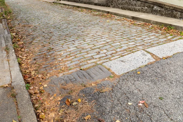 Fahrbahn Aus Gemischtem Asphalt Und Grauen Steinen Flickwerk Bürgersteige Und — Stockfoto