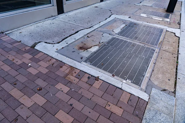 Urban Sidewalk Mixed Brick Stone Cracked Patched Concrete Metal Grates — Stock Photo, Image