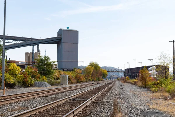 Eisenbahngleise Entlang Eines Industriekomplexes Für Stahlwerke Herbstsaison Mit Blauem Und — Stockfoto