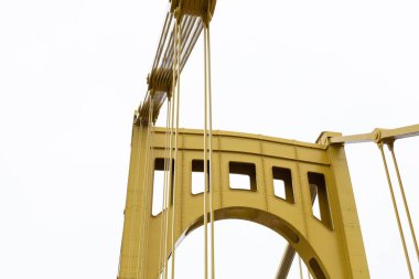 Kendi kendini sabitleyen asma köprünün destek yapısı, gri gökyüzü kopyalama alanı, yatay görünüm