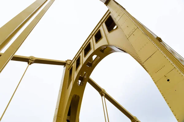 Visão Ascendente Extrema Uma Ponte Suspensa Auto Ancorada Pintada Amarelo — Fotografia de Stock