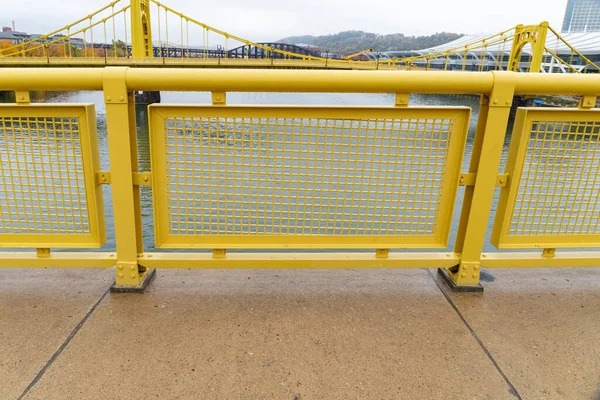宾夕法尼亚州匹兹堡一座悬索桥人行道边的黄色安全栏杆 横向方向 — 图库照片