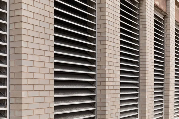 多数の入力を持つ都市商業ビルの壁のパースペクティブビュー空調排気口 ライトカラーレンガ 水平面 — ストック写真