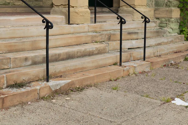 Zerbröselnder Kalkstein Außentreppe Einer Kirche Schwarzes Metallgeländer Verwittert Und Abgenutzt — Stockfoto