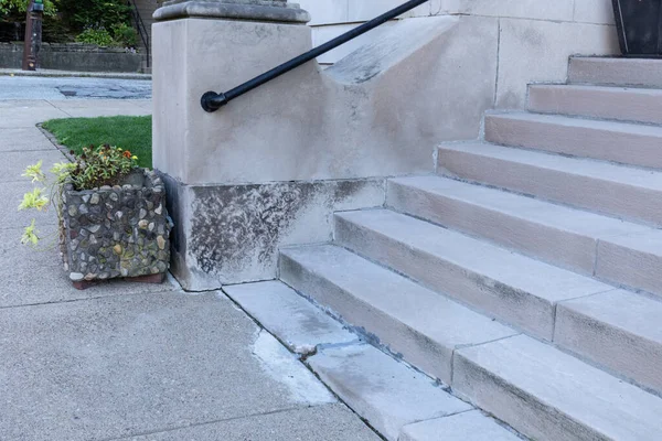 Breite Betoneinstiegstreppe Der Außenseite Der Kirche Schwarzes Metallgeländer Und Steinpflanzer — Stockfoto