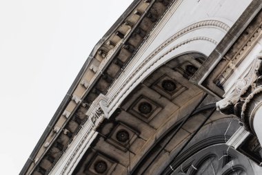 Eski bir taştan kilisenin girişindeki kemerin detaylı görüntüsü karanlık çevresel lekeler, yatay görünüm.