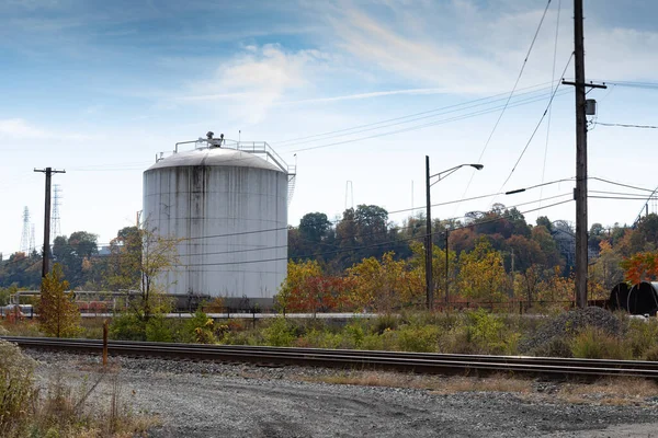 Bahngleise Neben Schotterzufahrt Und Industrietank Hochspannungsleitungen Herbstsaison Horizontaler Aspekt — Stockfoto