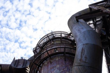 Tüpler ve patlayıcı fırın yapısı dairesel ızgara platformları, mavi gökyüzü bulutlu kopya alanı, yatay görünümü