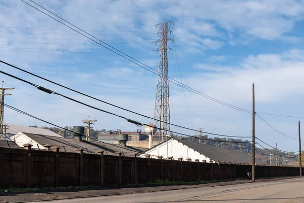 Büyük Bir Çelik Fabrikası Büyük Bir Duvarın Arkasında Sokak Manzaralı — Stok fotoğraf