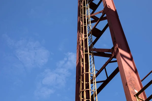 Estrutura Industrial Vertical Com Escada Enjaulada Presa Vista Contra Céu — Fotografia de Stock