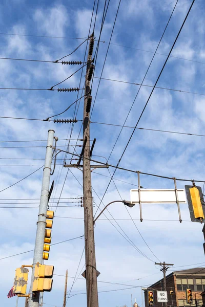 超高电线杆的组成 交通信号 蓝天前的电力线路 垂直面 — 图库照片