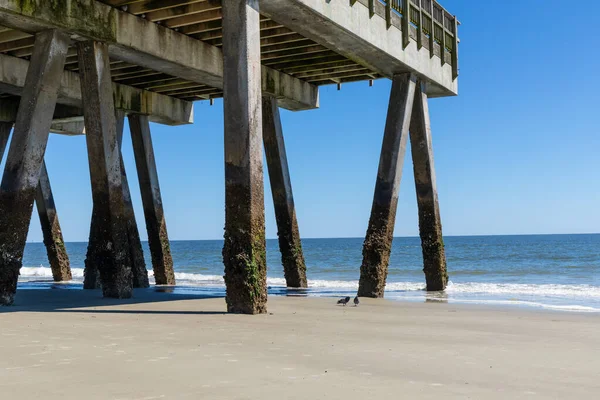 Large Concrete Pier Seen Blue Sky Calm Ocean Waters Tybee — Stock Photo, Image