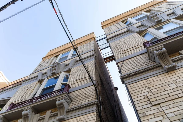 Dos Edificios Apartamentos Ladrillo Bronceado Con Pasarelas Azotea Entre Ellos — Foto de Stock