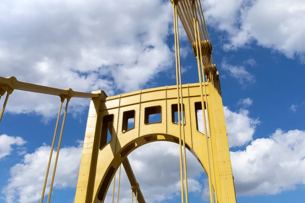 明るい晴れた日 水平面を持つ青い空に対する明るい黄色の金属製の橋構造 — ストック写真