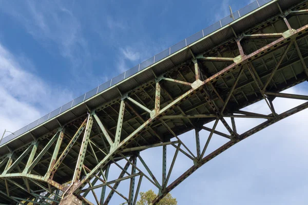 下から見た歩道とアーチ橋 錆びた金属と緑の塗料 アメリカのインフラストラクチャを崩壊 水平面 — ストック写真