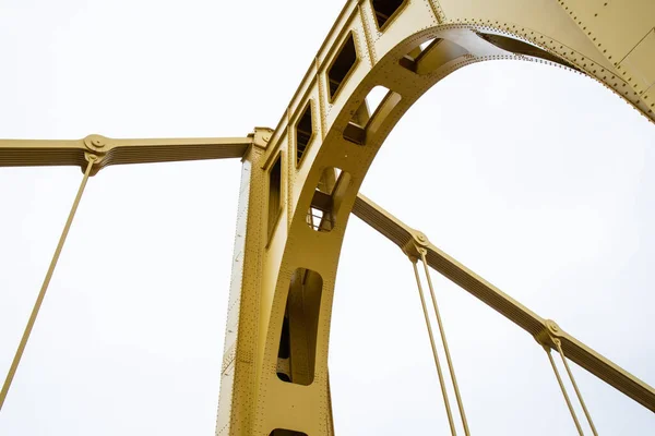 Estrutura Uma Ponte Suspensa Auto Ancorada Vista Baixo Pintado Aspecto — Fotografia de Stock