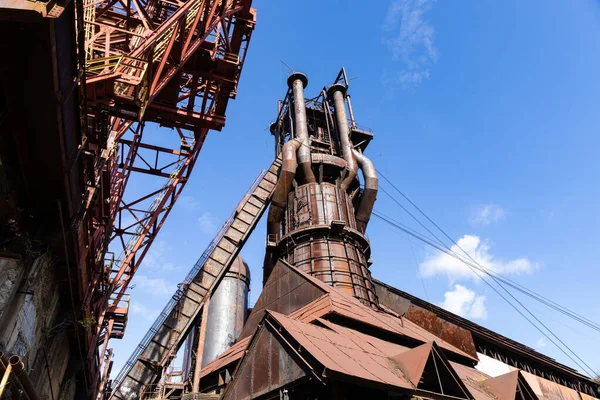 Eski Bir Çelik Fabrikasının Paslı Dış Yüzeyi Parlak Mavi Gökyüzüne — Stok fotoğraf