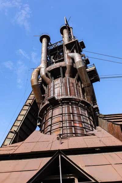 Rusting Exterior Local Industrial Múltiplas Formas Níveis Vistos Contra Céu — Fotografia de Stock