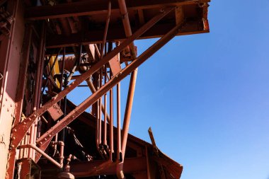 Ağır metal endüstriyel yapılarda kabarmış boya, parlak mavi gökyüzü, yatay görünüm