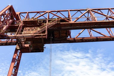 Platformlar ve merdivenler büyük, açık bir endüstriyel yapının bir parçası olarak güzel mavi gökyüzüne karşı yatay bir görünüme sahipti.