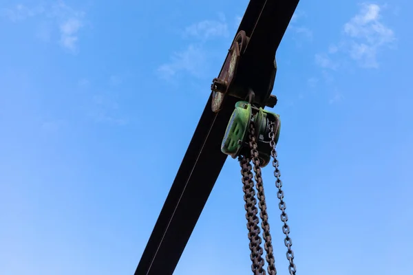 Kettenzug Tracking Auf Einem Rostigen Strahlträger Isoliert Vor Strahlend Blauem — Stockfoto