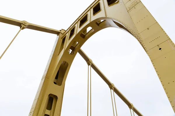 Fechar Detalhes Estruturais Uma Ponte Suspensa Auto Ancorada Pintado Amarelo — Fotografia de Stock