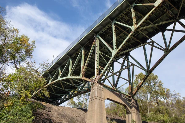 Vista Olhando Para Uma Ponte Antiga Mostrando Deficiências Estruturais Metal — Fotografia de Stock