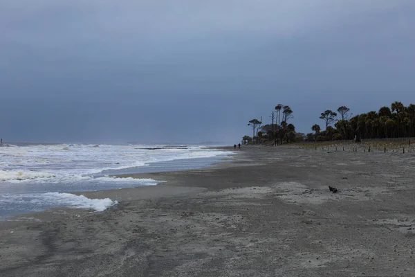 Distanziertes Paar Spaziert Der Küste Eines Sandstrandes Sturm Schwere Brandung — Stockfoto