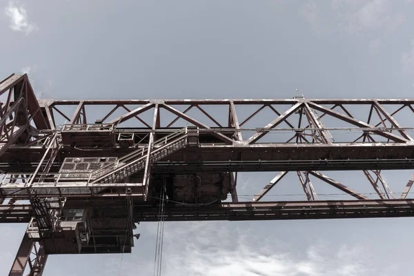 Arquitetura Industrial Estrutura Aérea Contra Céu Cinzento Aspecto Horizontal — Fotografia de Stock