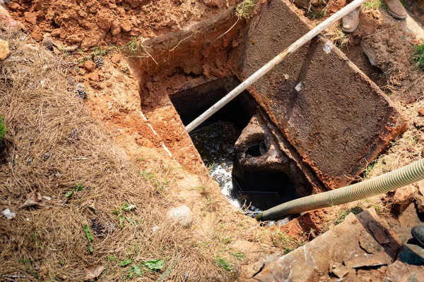 Tanque Séptico Abierto Que Muestra Alto Nivel Lodo Listo Para — Foto de Stock