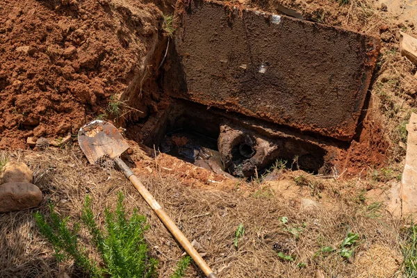 Szeptikus Tartály Fedéllel Feltárt Nyitott Hogy Megmutassa Szennyvíziszap Vízszintes Szempont — Stock Fotó