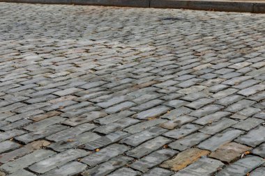 Eğri bir açıdan görünen gri taş blok sokak alçak görüş, seçici odaklı ulaşım arka planı, yatay görünüm