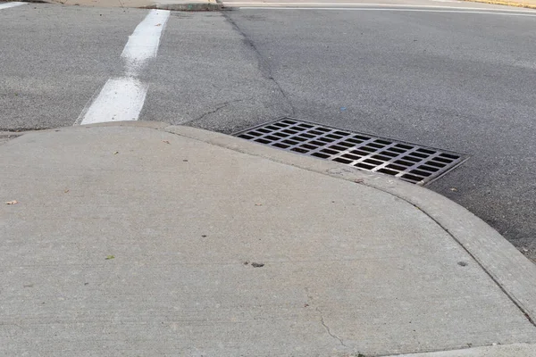 Baixa Vista Uma Esquina Rua Varrendo Calçada Concreto Estrada Asfalto — Fotografia de Stock