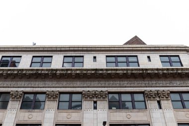 Özenle hazırlanmış mimari detayları, gri gökyüzü kopya alanı, yatay görünümü olan eski bir ticari binanın yüzüne bak