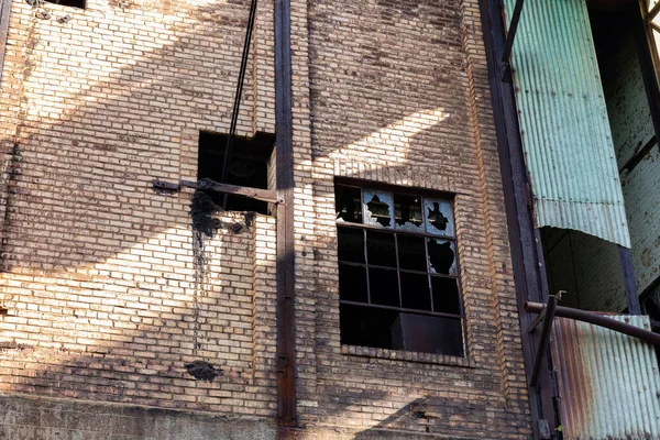 Twarz Opuszczonego Ceglanego Budynku Przemysłowego Zardzewiałe Metalowe Konstrukcje Zewnętrzne Zbite — Zdjęcie stockowe
