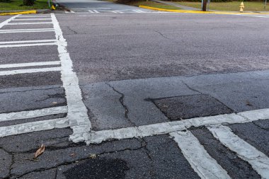 Ağır boya katmanlarıyla işaretlenmiş yaya geçitleri, yaratıcı kopya alanı ve yatay görünümü olan kavşaklar.