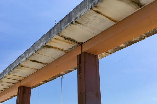 Chaussée Bétonnée Sur Seul Support Central Dessous Isolée Contre Ciel — Photo