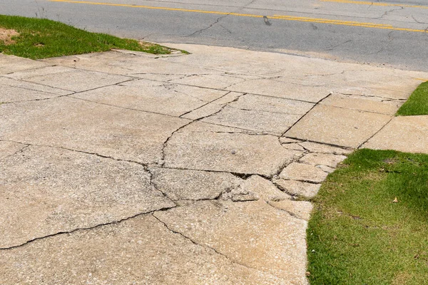 Carretera Hormigón Agrietada Rota Que Desciende Una Carretera Asfaltada Flanqueada Imágenes de stock libres de derechos