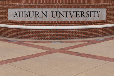 AUBURN ALABAMA, ABD - 18 Haziran 2020 - Ana Kampüs Girişindeki Auburn Üniversitesi İşareti